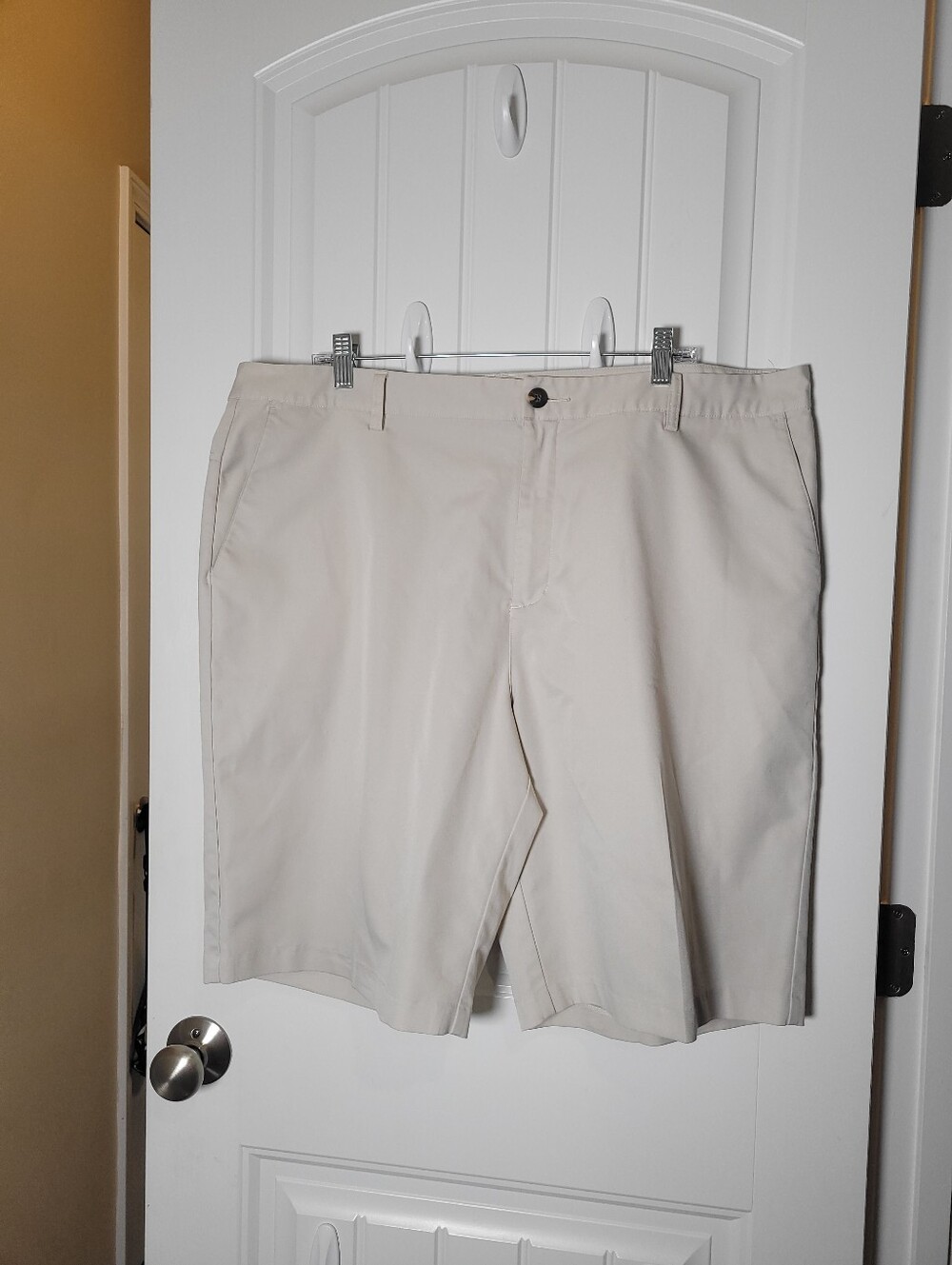 Men's Classic Adidas Climalite Golf Khaki Flat-Front Shorts.  Size 40